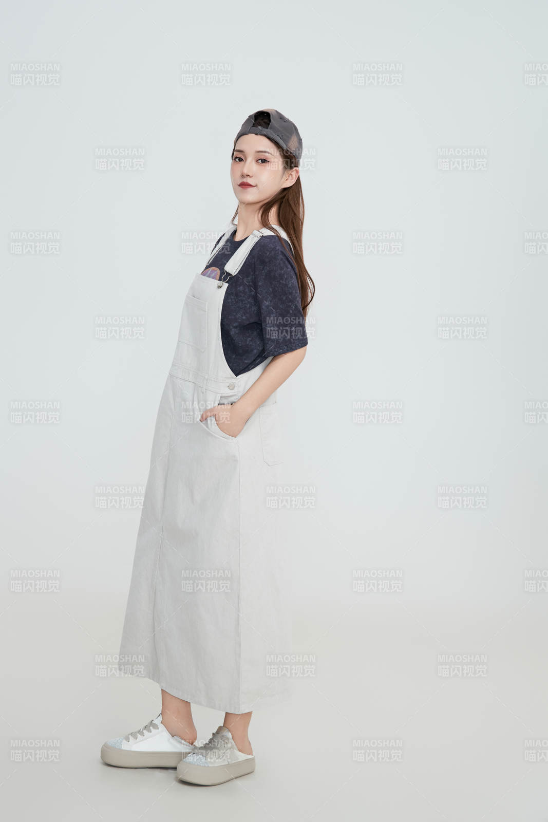 在摄影棚拍摄的青年时尚女性图片