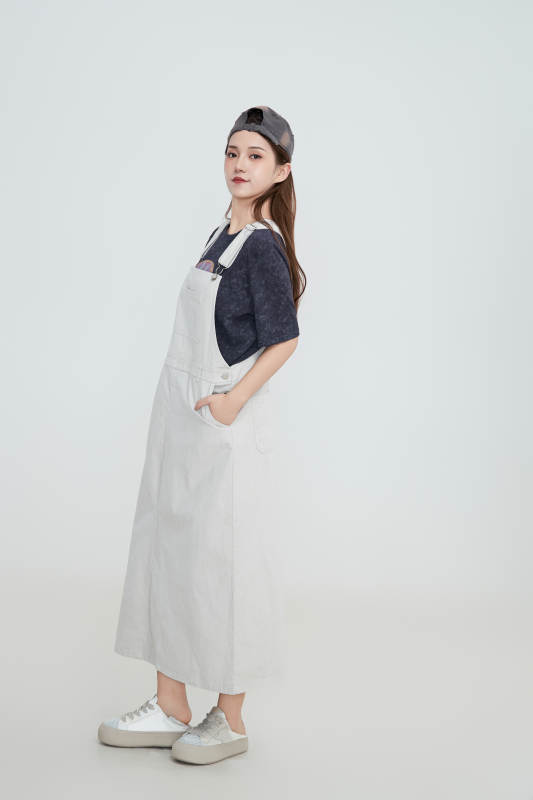 在摄影棚拍摄的青年时尚女性图片