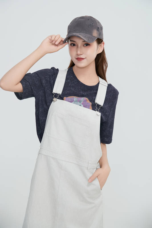 在摄影棚拍摄的青年时尚女性图片