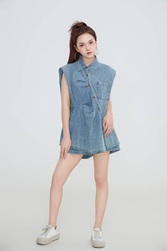 在摄影棚拍摄的青年时尚女性图片