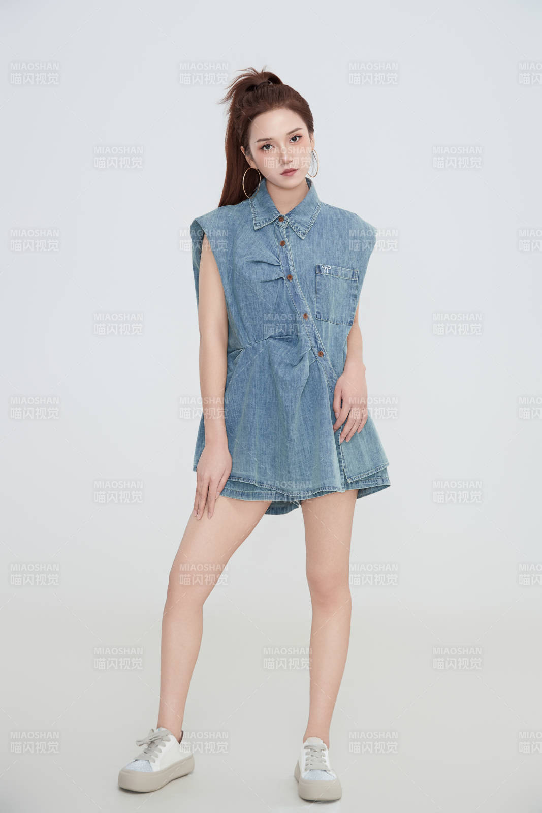 在摄影棚拍摄的青年时尚女性图片