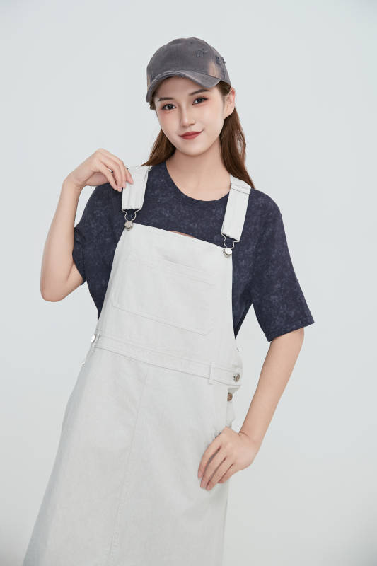 在摄影棚拍摄的青年时尚女性图片