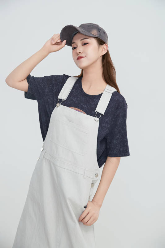 在摄影棚拍摄的青年时尚女性图片