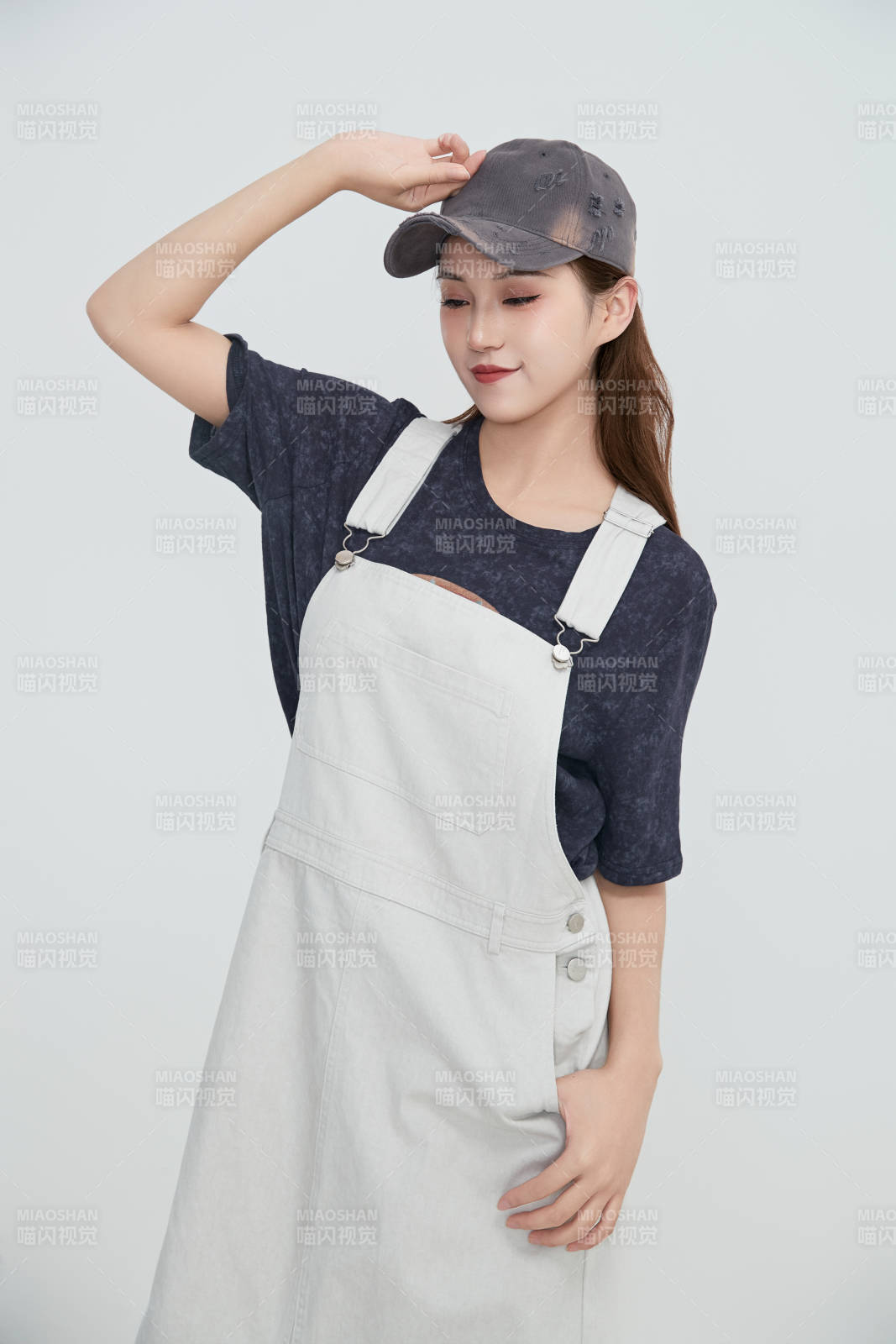 在摄影棚拍摄的青年时尚女性图片