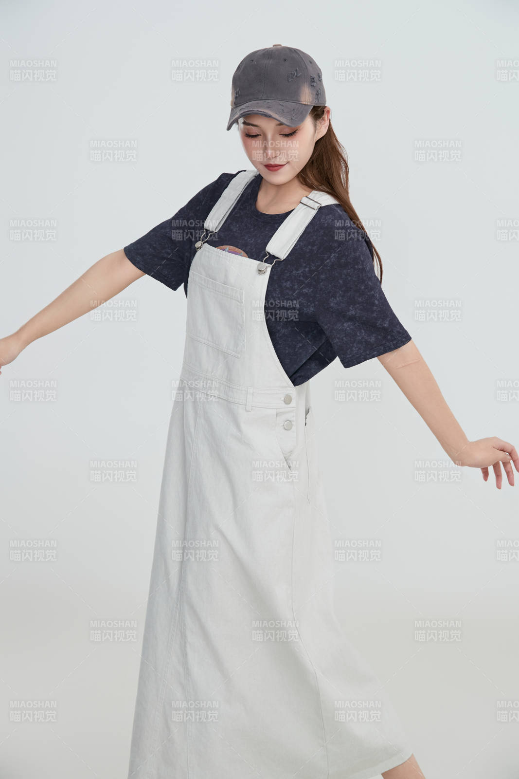 在摄影棚拍摄的青年时尚女性图片