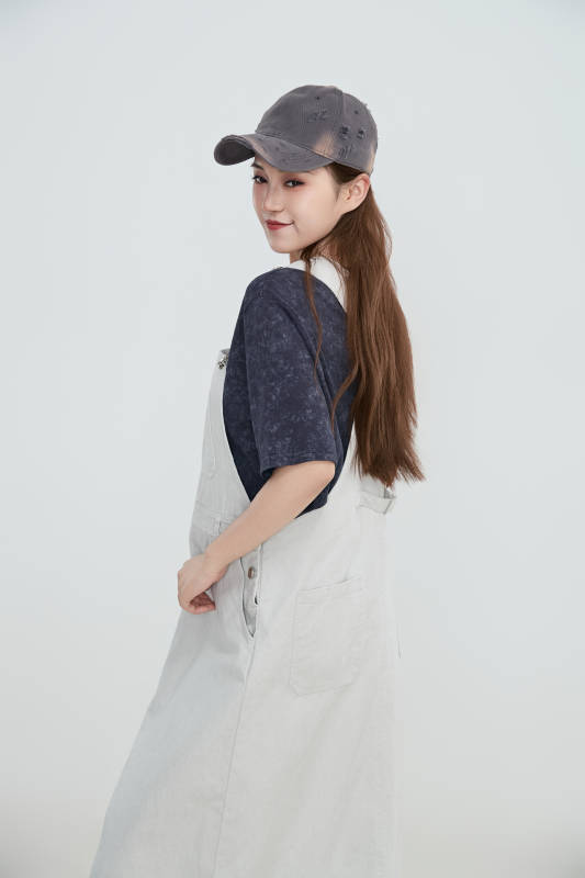 在摄影棚拍摄的青年时尚女性图片