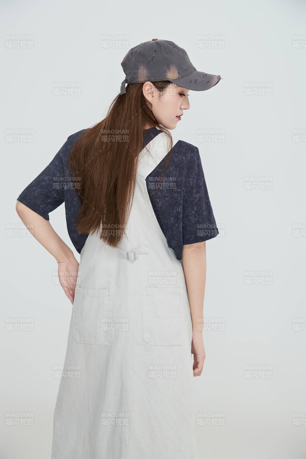 在摄影棚拍摄的青年时尚女性图片