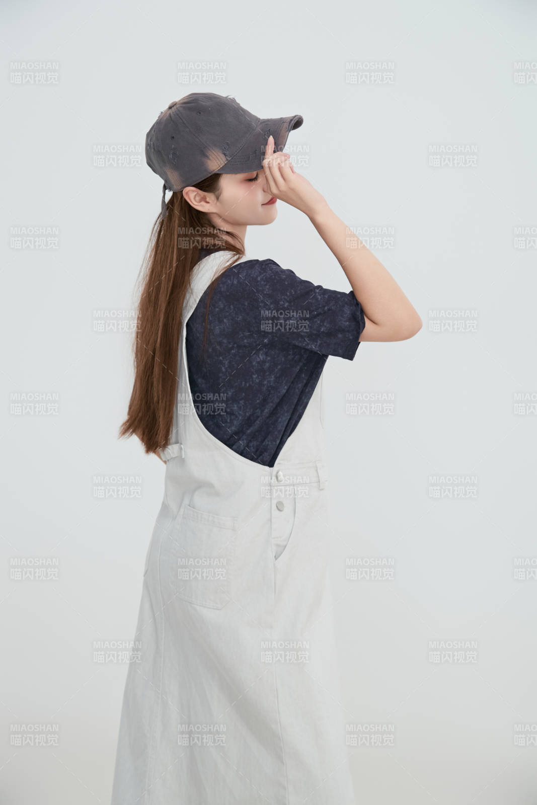 在摄影棚拍摄的青年时尚女性图片