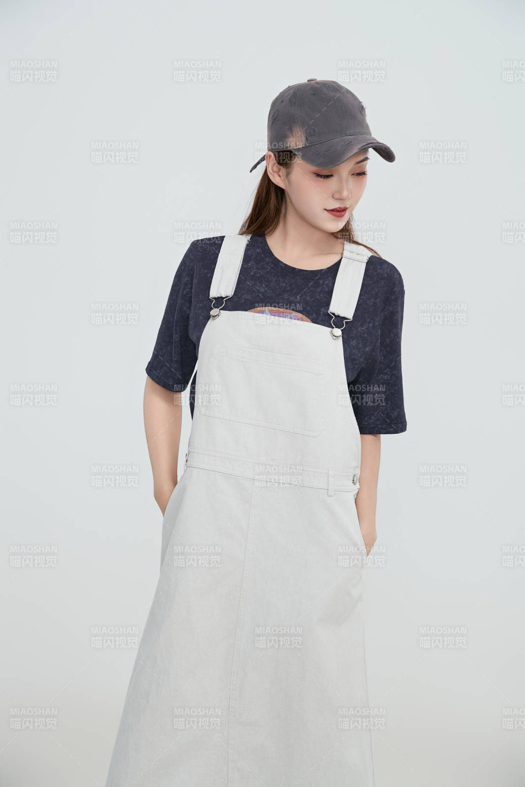 在摄影棚拍摄的青年时尚女性图片