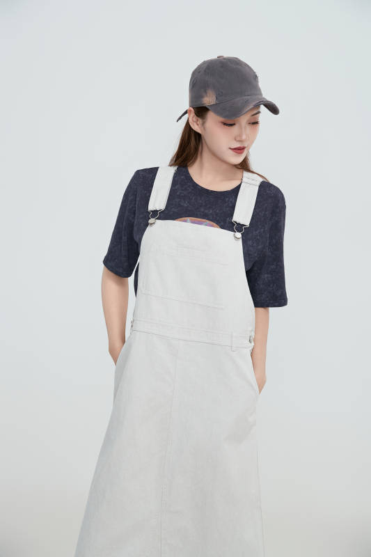 在摄影棚拍摄的青年时尚女性图片