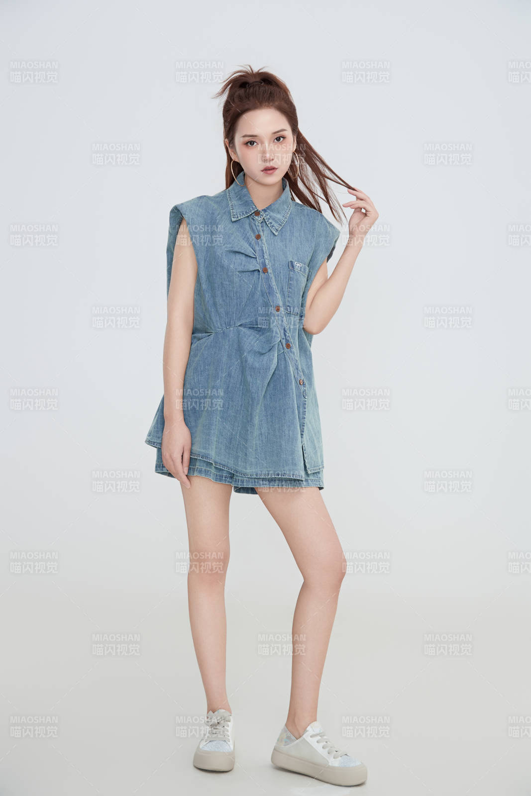 在摄影棚拍摄的青年时尚女性图片