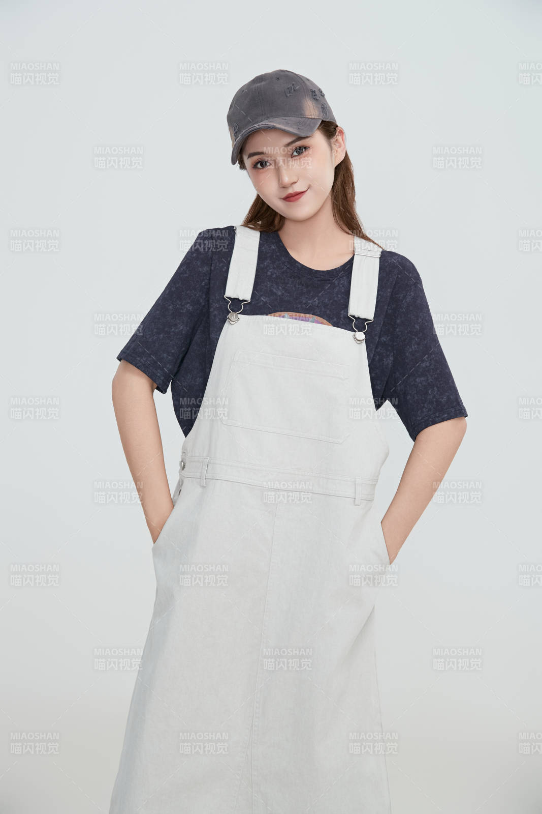 在摄影棚拍摄的青年时尚女性图片