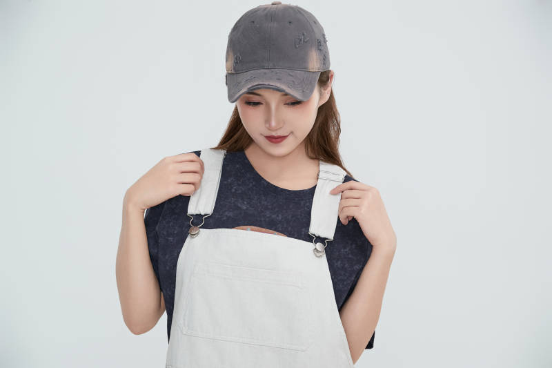 在摄影棚拍摄的青年时尚女性图片