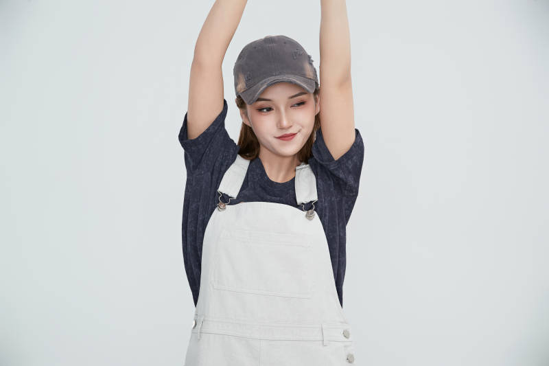 在摄影棚拍摄的青年时尚女性图片