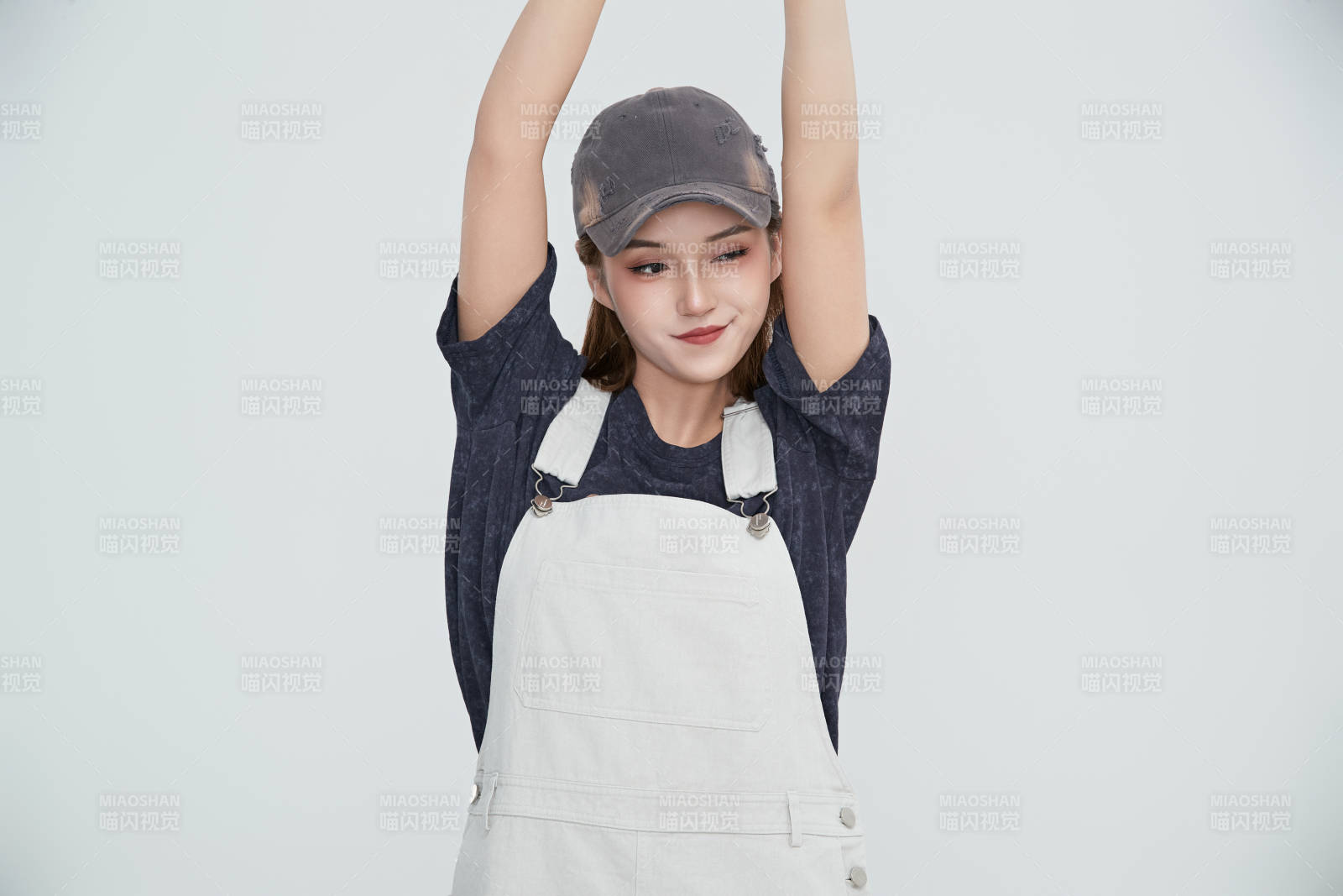 在摄影棚拍摄的青年时尚女性图片