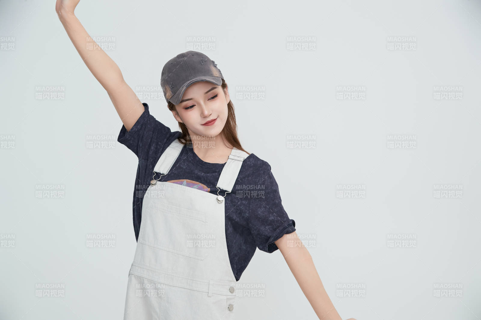 在摄影棚拍摄的青年时尚女性图片