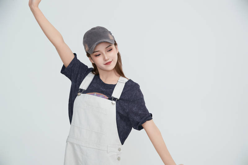 在摄影棚拍摄的青年时尚女性图片