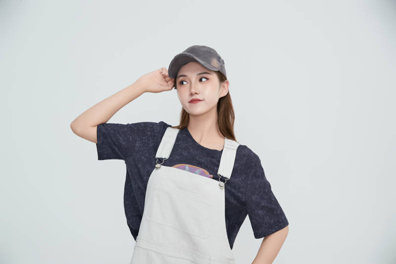 在摄影棚拍摄的青年时尚女性图片