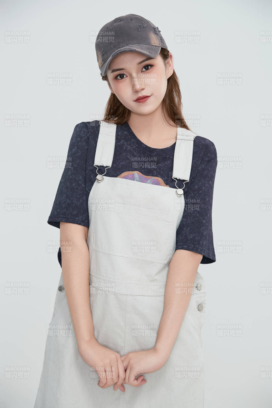 在摄影棚拍摄的青年时尚女性图片