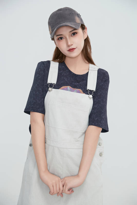 在摄影棚拍摄的青年时尚女性图片