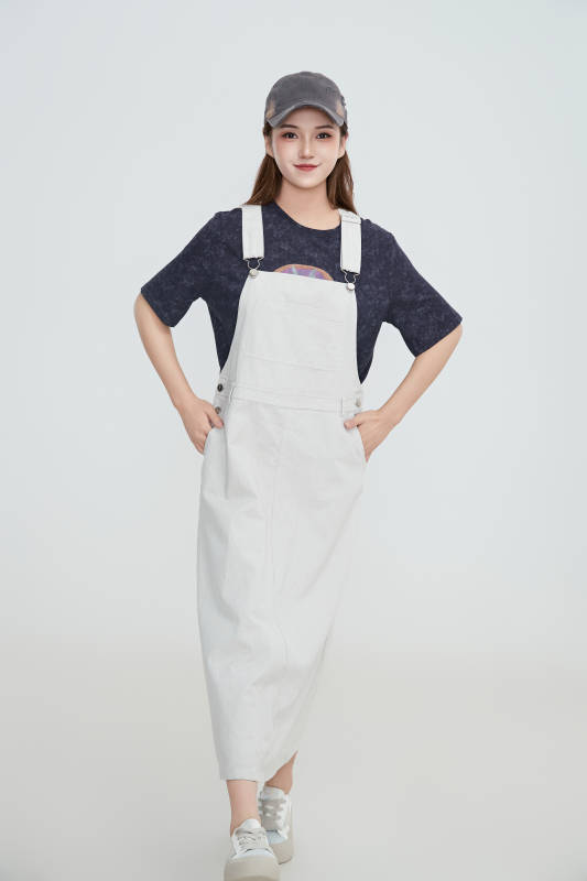 在摄影棚拍摄的青年时尚女性图片