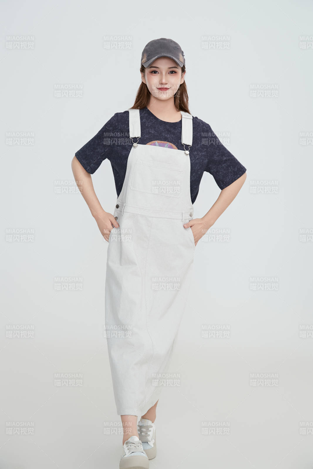 在摄影棚拍摄的青年时尚女性图片