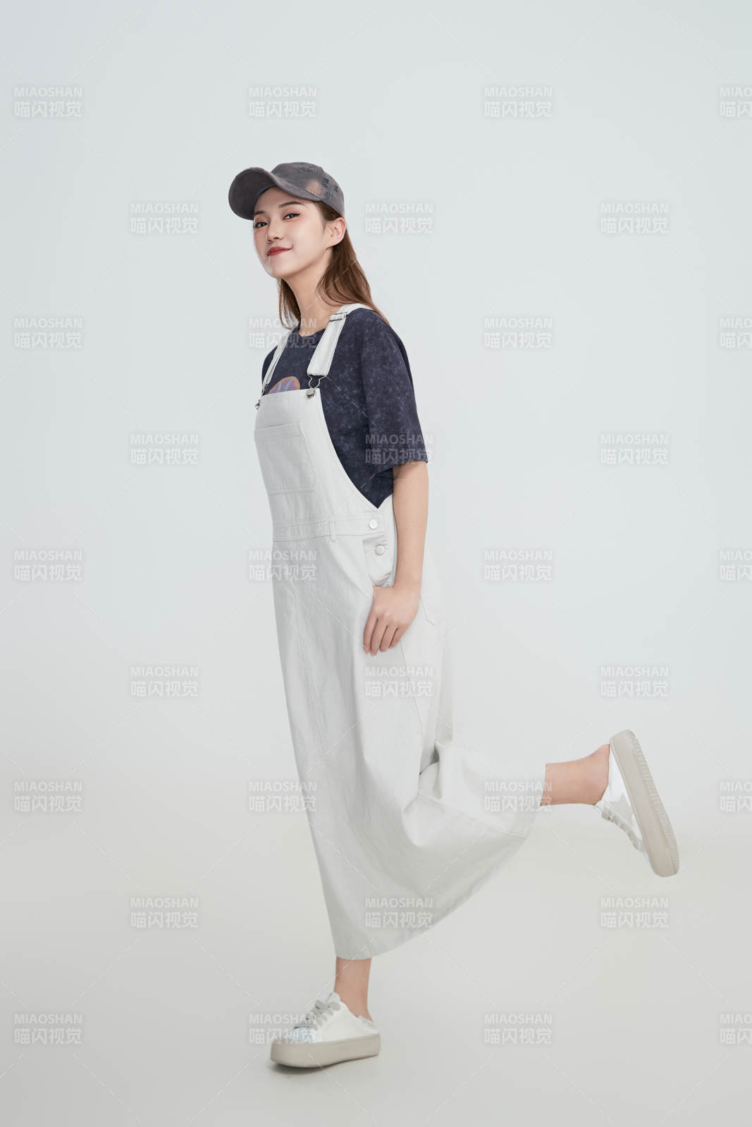 在摄影棚拍摄的青年时尚女性图片