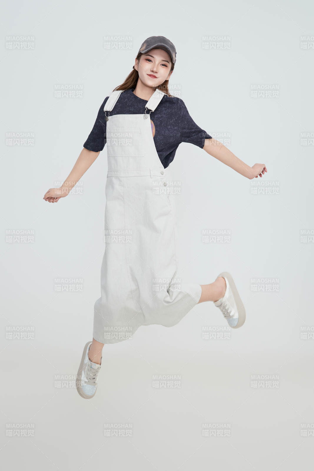 在摄影棚拍摄的青年时尚女性图片