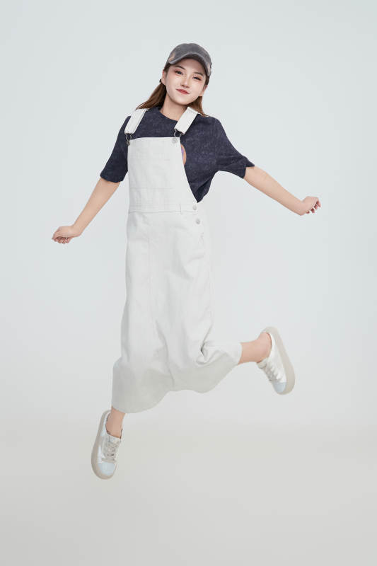 在摄影棚拍摄的青年时尚女性图片