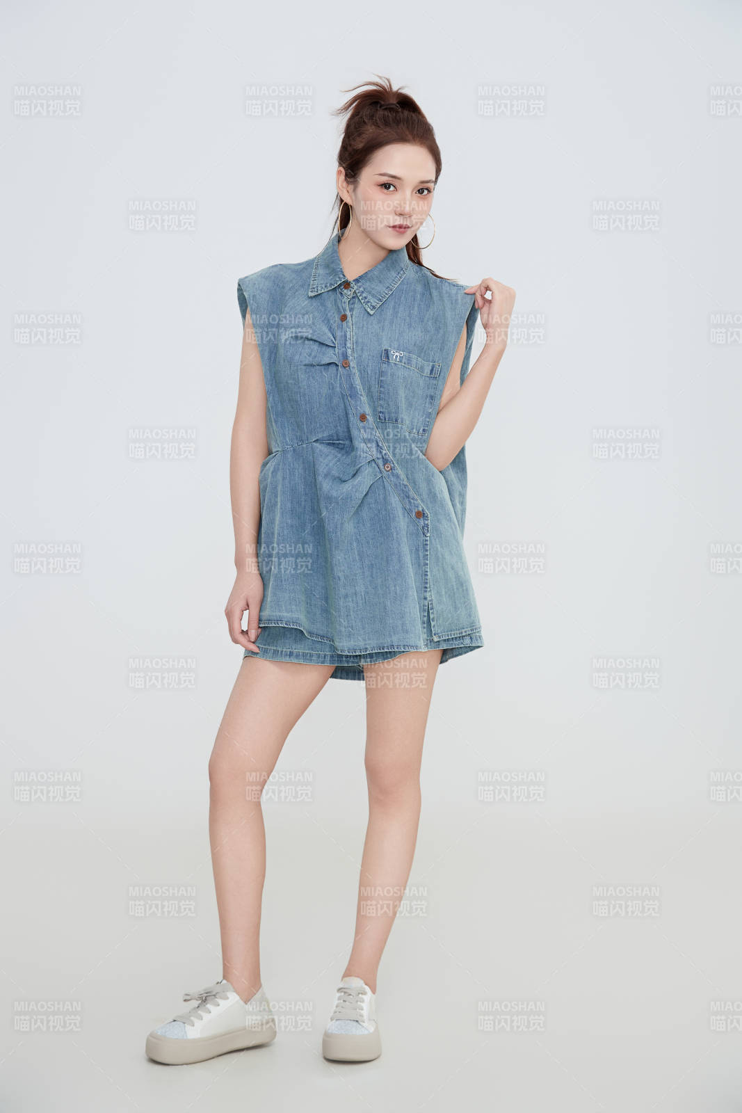 在摄影棚拍摄的青年时尚女性图片