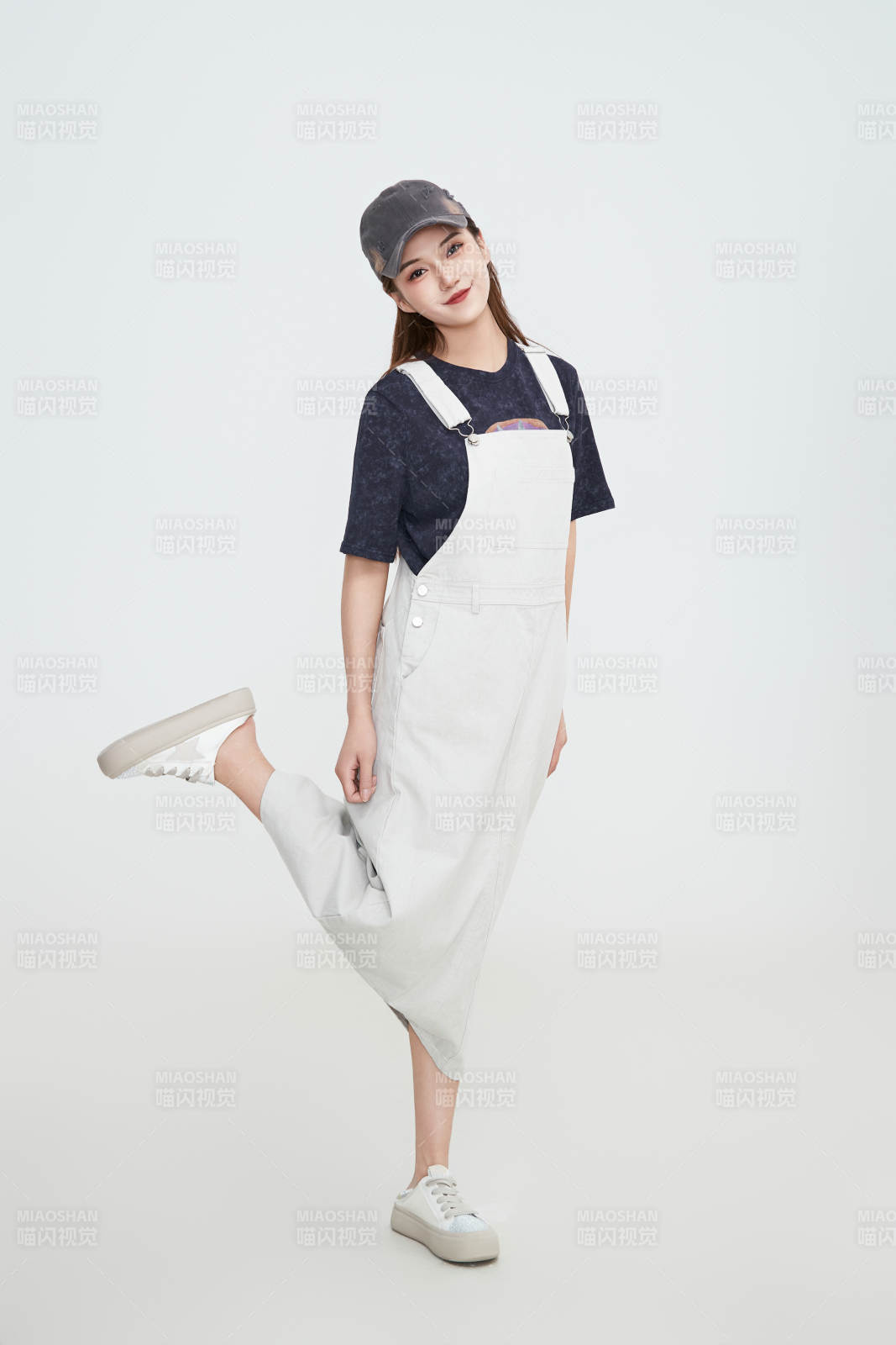 在摄影棚拍摄的青年时尚女性图片