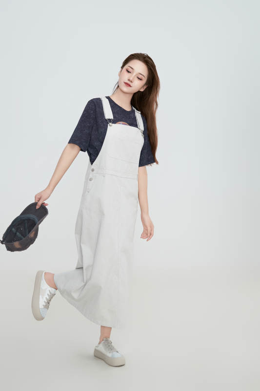 在摄影棚拍摄的青年时尚女性图片