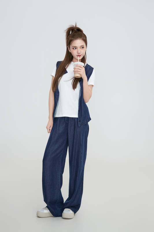 在摄影棚拍摄的青年时尚女性图片