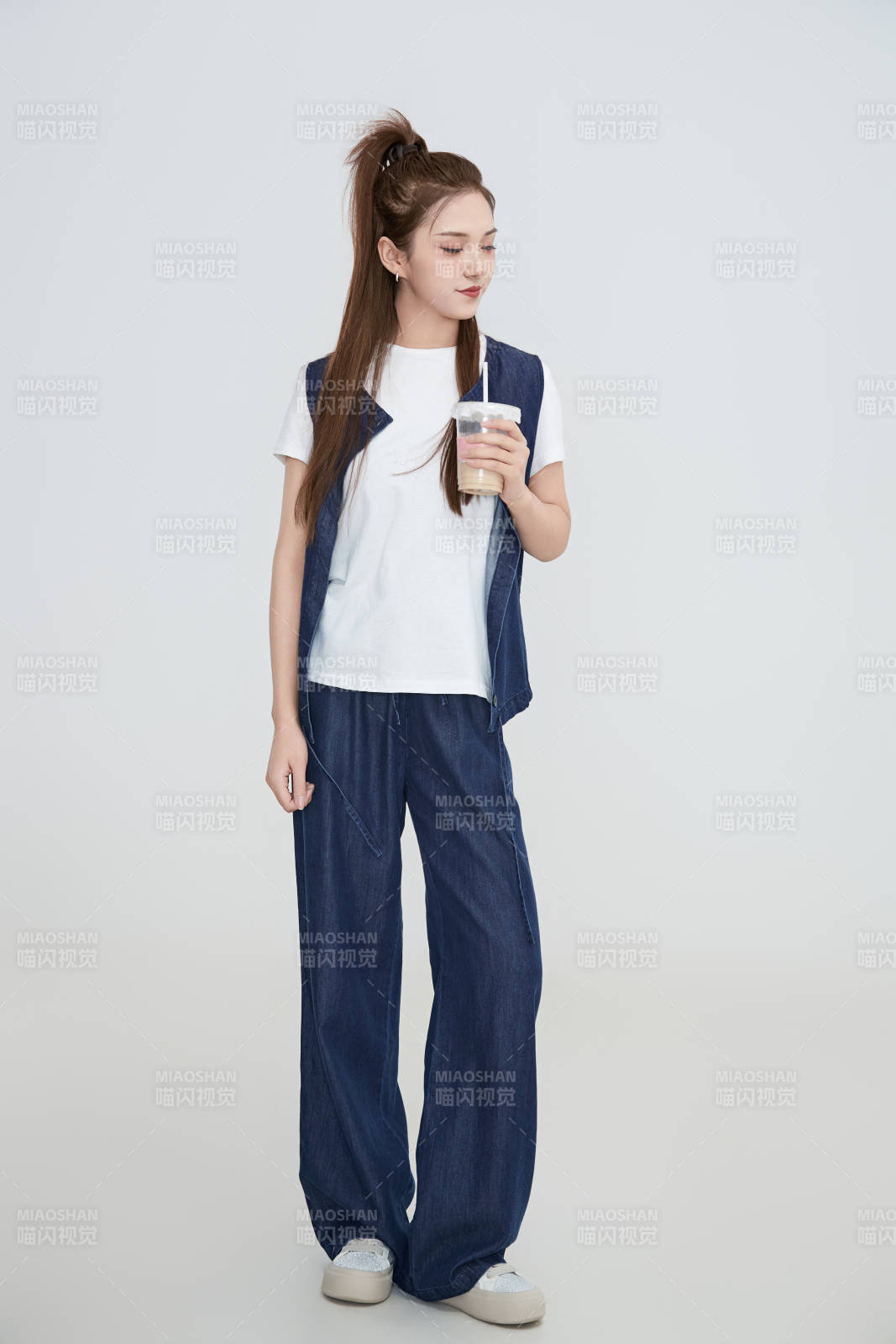 在摄影棚拍摄的青年时尚女性图片