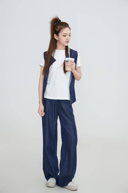 在摄影棚拍摄的青年时尚女性图片