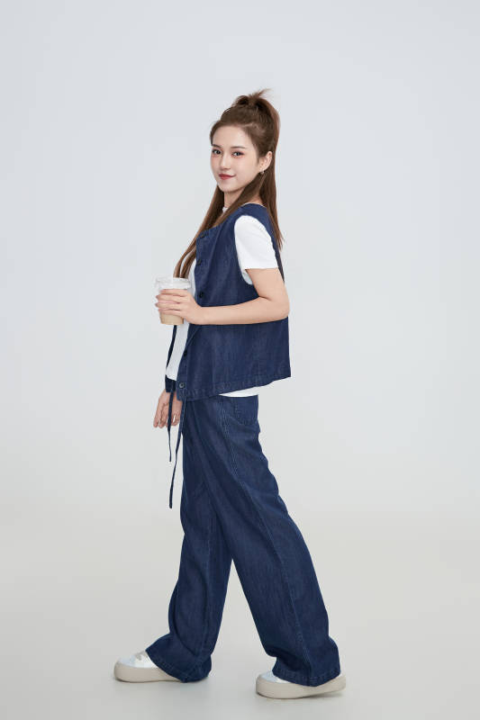 在摄影棚拍摄的青年时尚女性图片