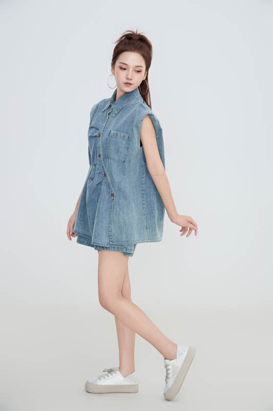 在摄影棚拍摄的青年时尚女性图片