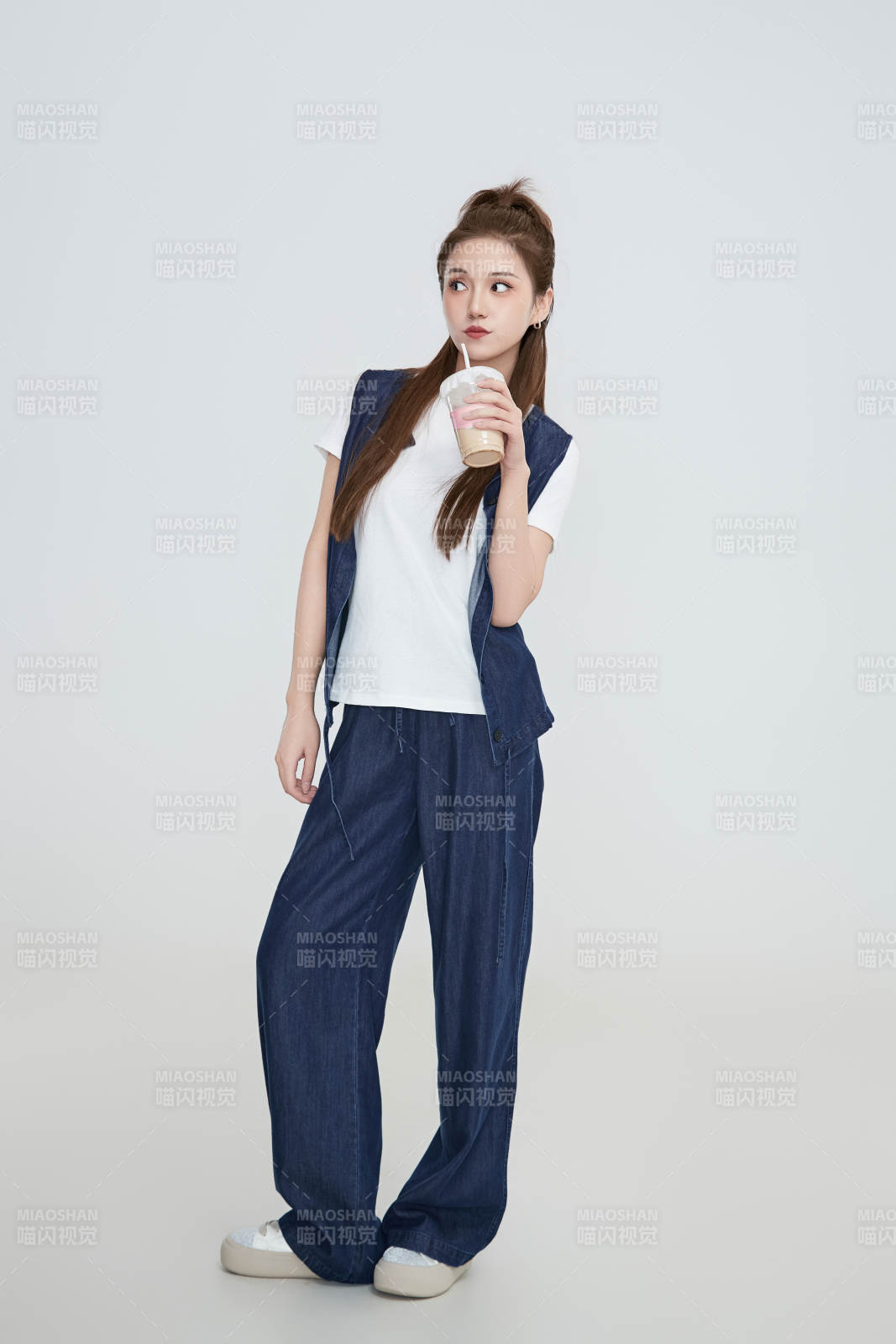 在摄影棚拍摄的青年时尚女性图片