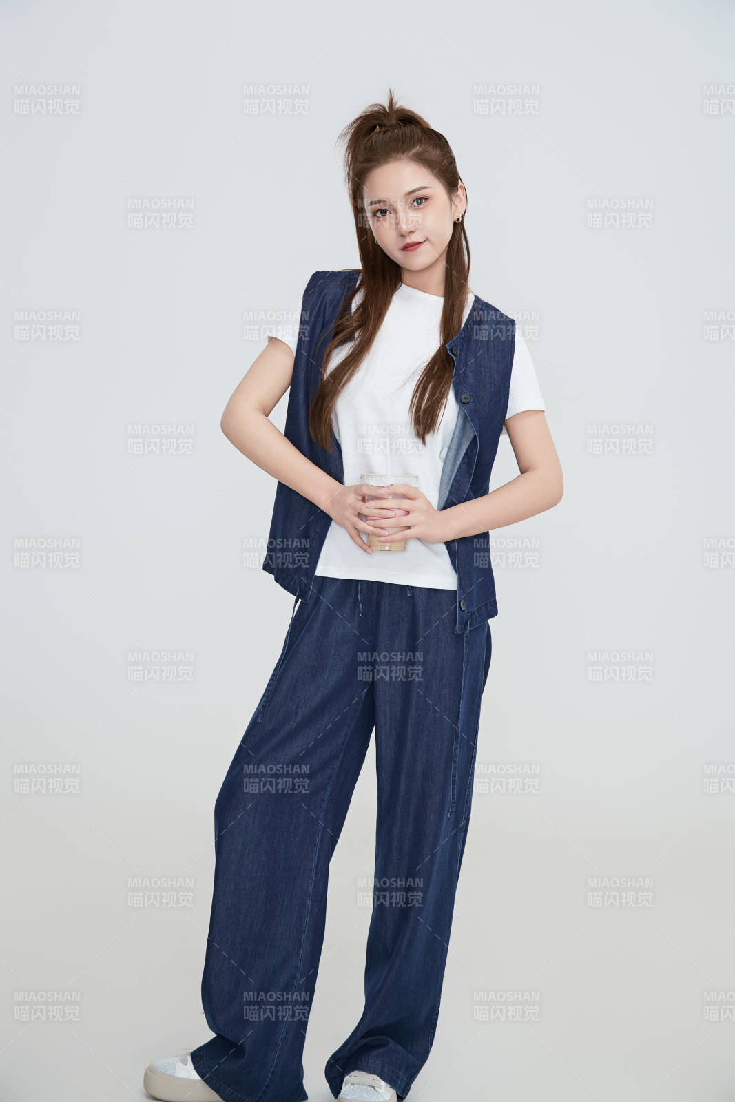 在摄影棚拍摄的青年时尚女性图片