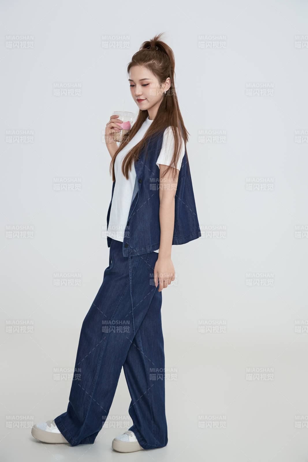 在摄影棚拍摄的青年时尚女性图片