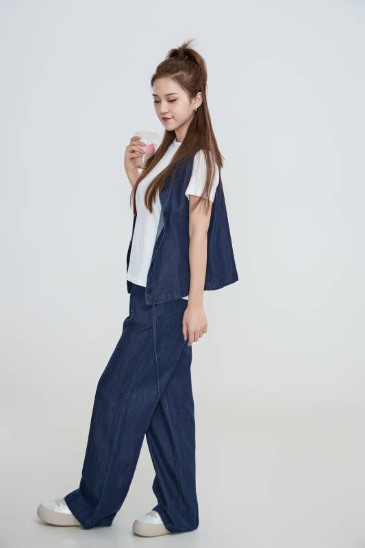 在摄影棚拍摄的青年时尚女性图片