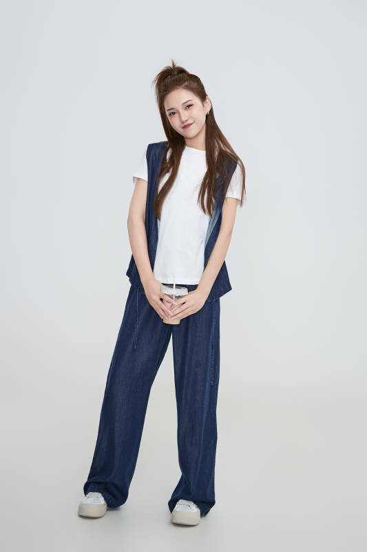 在摄影棚拍摄的青年时尚女性图片