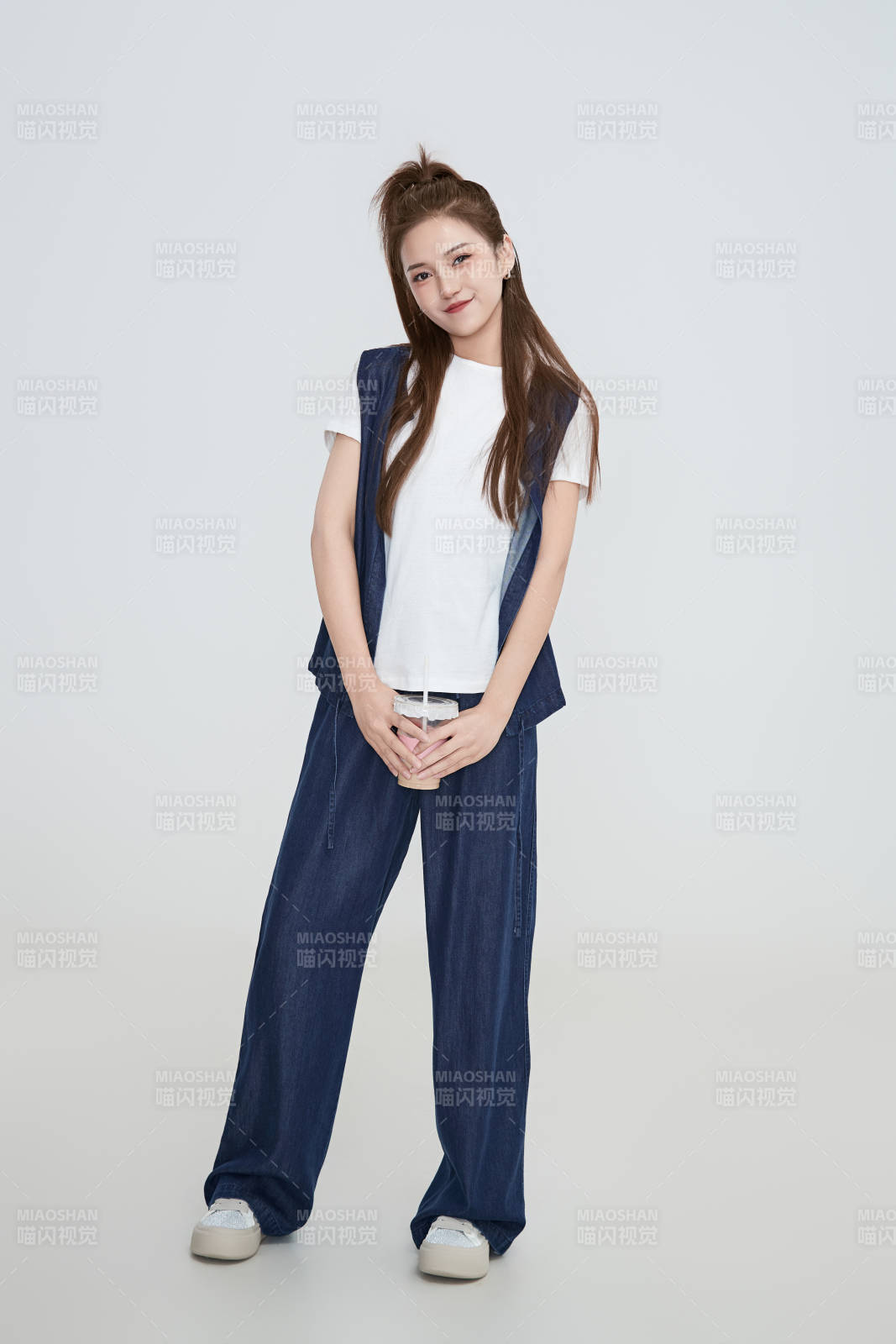 在摄影棚拍摄的青年时尚女性图片