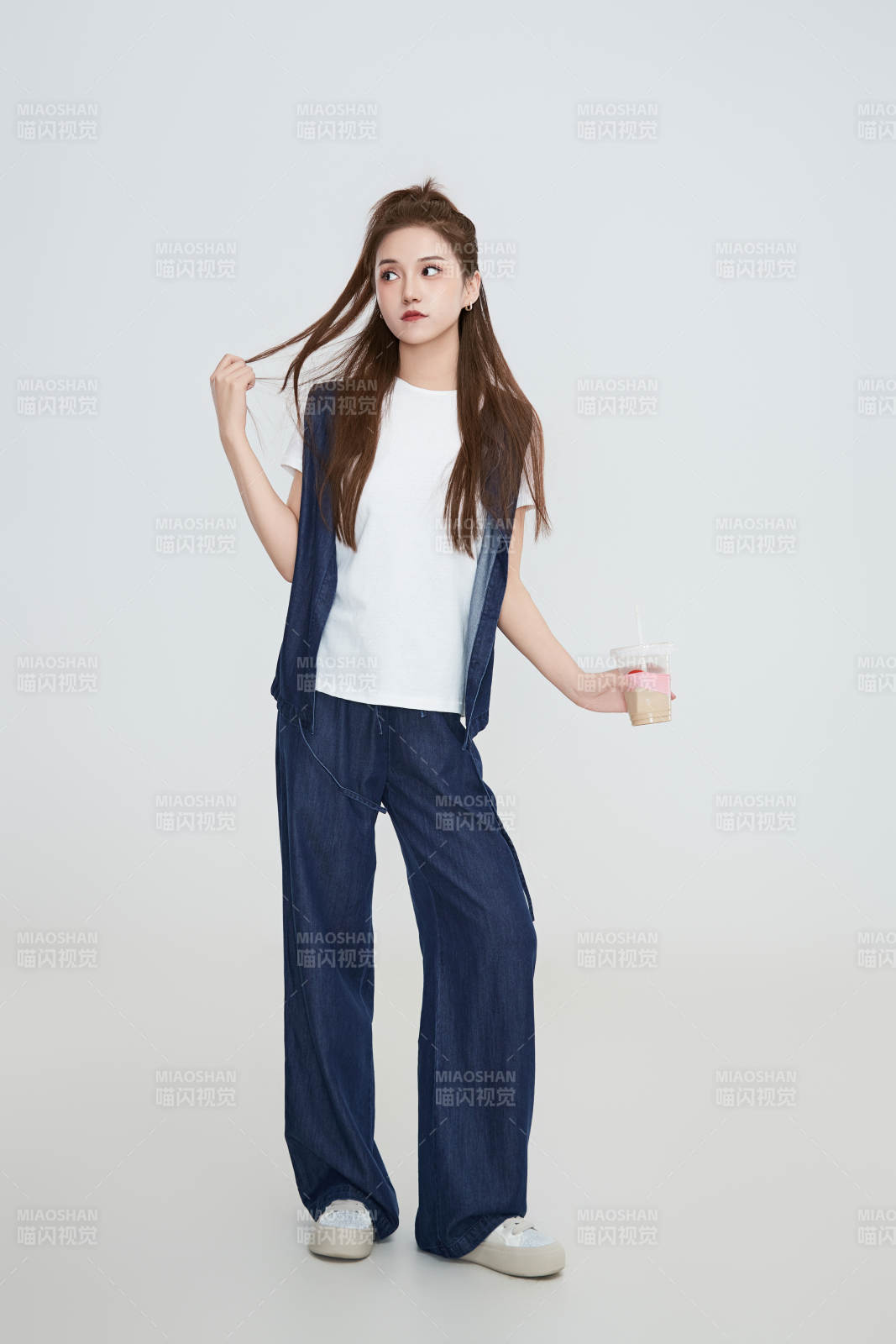 在摄影棚拍摄的青年时尚女性图片