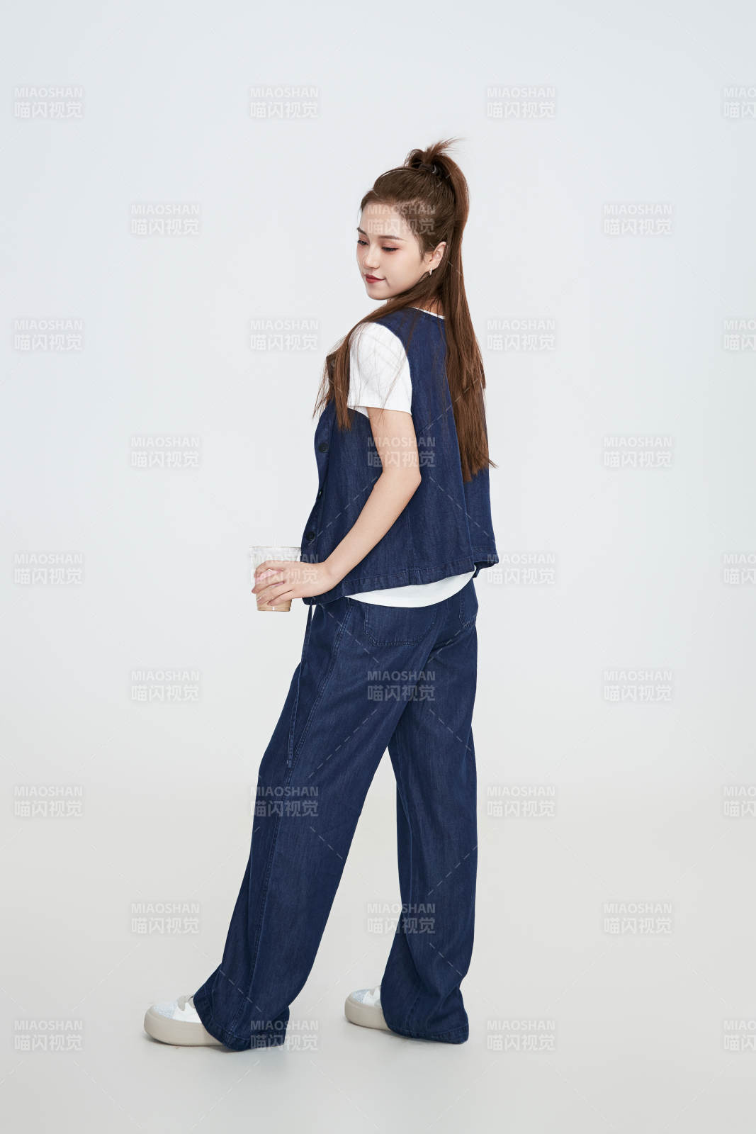 在摄影棚拍摄的青年时尚女性图片