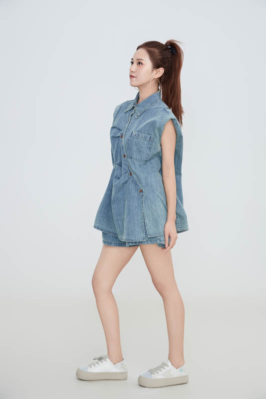 在摄影棚拍摄的青年时尚女性图片