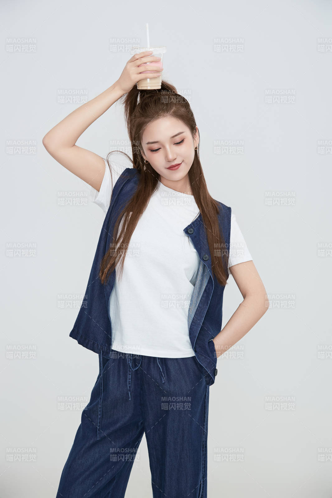 在摄影棚拍摄的青年时尚女性图片