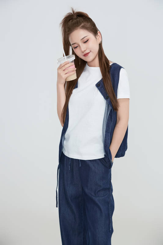 在摄影棚拍摄的青年时尚女性图片