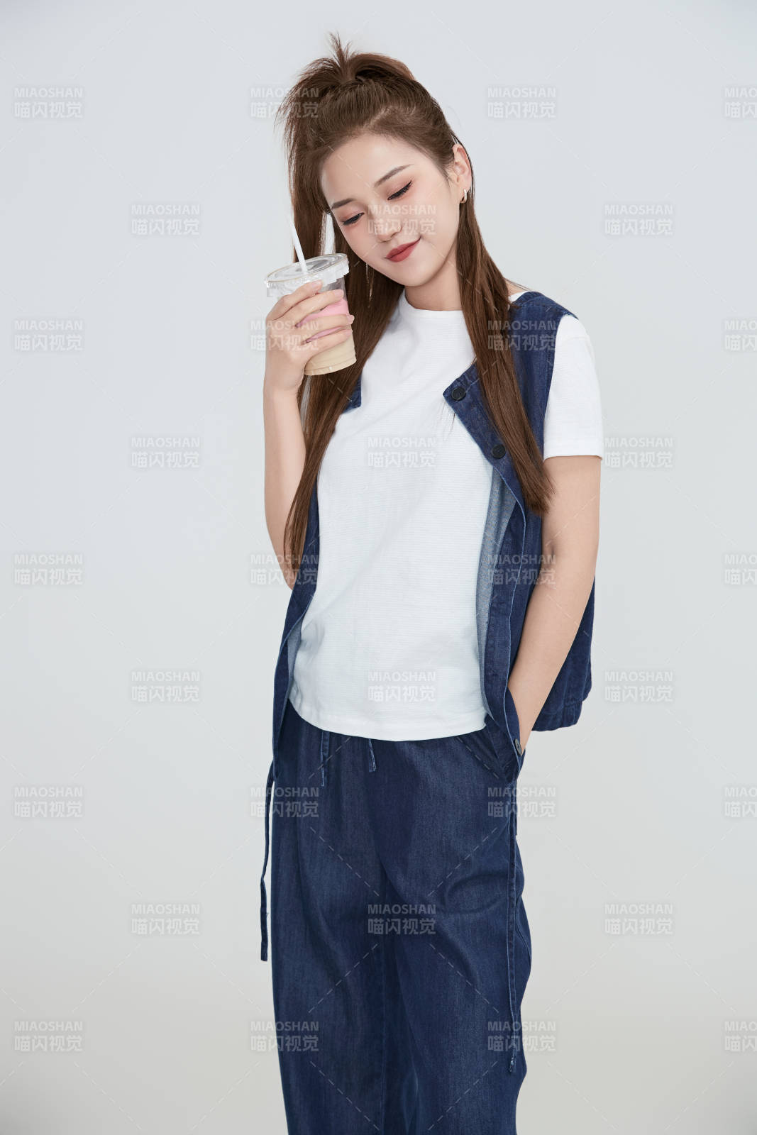 在摄影棚拍摄的青年时尚女性图片