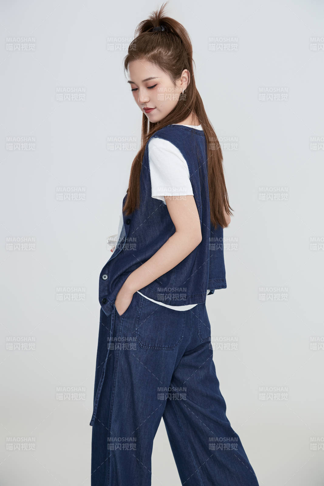 在摄影棚拍摄的青年时尚女性图片